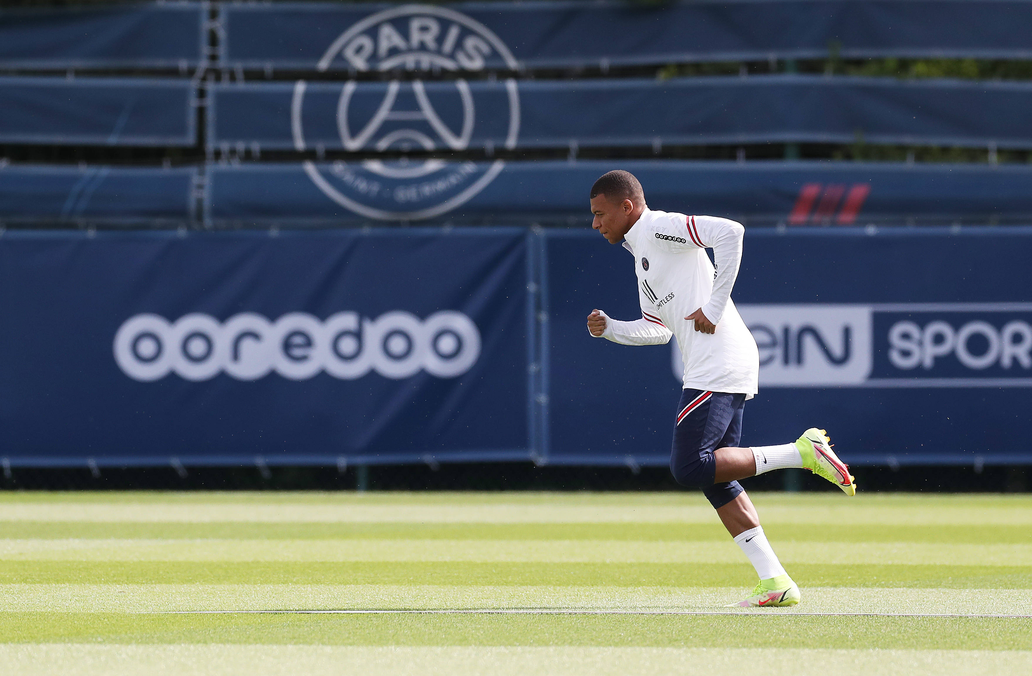 雷迪克：里夫斯在对热火首节伤到腹股沟，明天再次评估他伤情